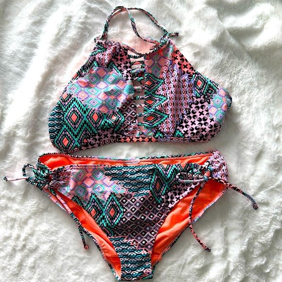 Bikini - Picture 1 of 3